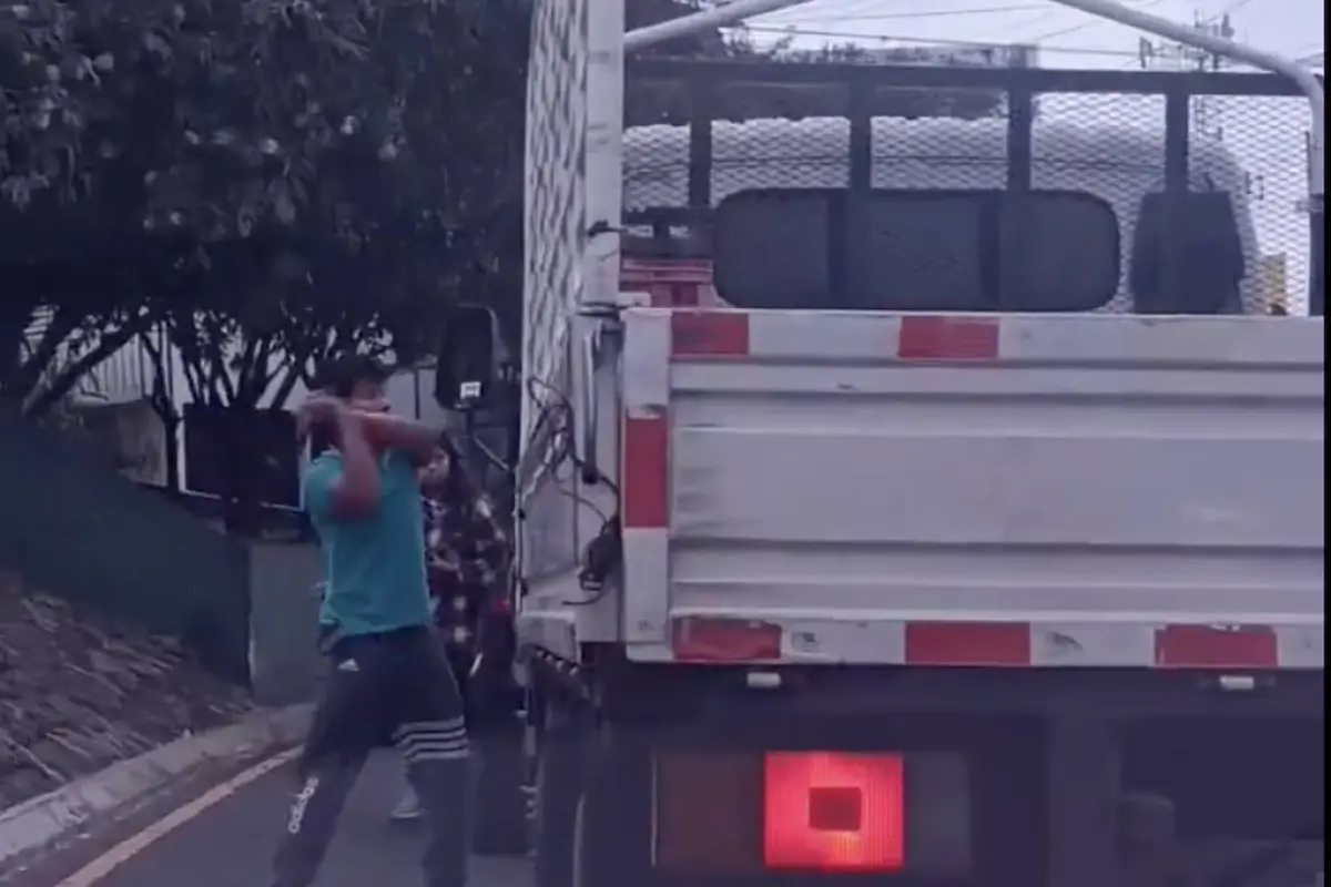 Amenaza con martillo a piloto de camión., Captura de pantalla video de X.