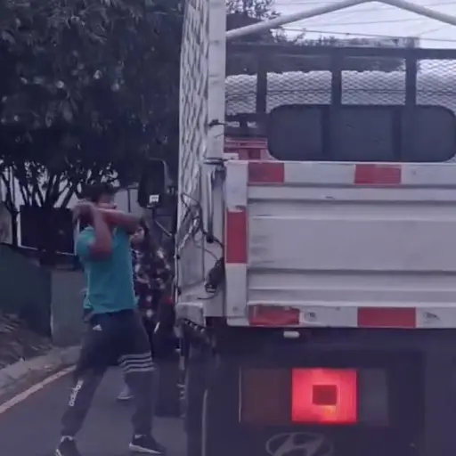 Amenaza con martillo a piloto de camión. ,Captura de pantalla video de X.