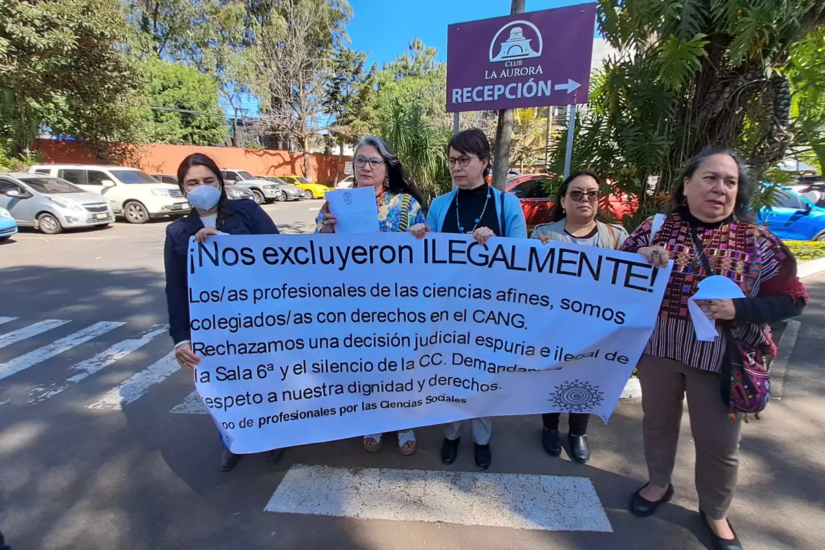 Profesionales de ciencias afines expresan desacuerdo tras quedar fuera de votaciones en el Colegio de Abogados y Notarios (CANG) para elegir magistrados de la Corte de Constitucionalidad., Omar Solís/Emisoras Unidas