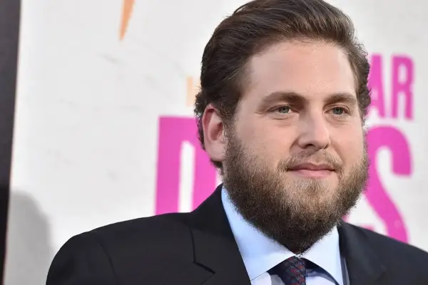 Un irreconocible Jonah Hill regresa a la pantalla grande con Keanu Reeves y Cameron Díaz