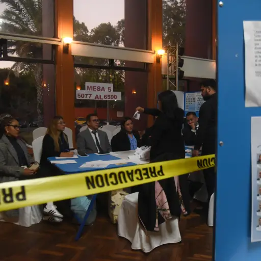 Así se realiza el conteo de votos en el Club La Aurora. ,Foto Omar Solís