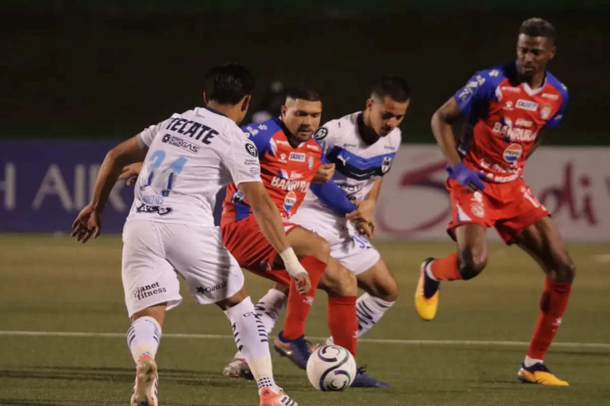 Partido entre Monterrey y Xelajú en el estadio Cementos Progreso - Alex Meoño