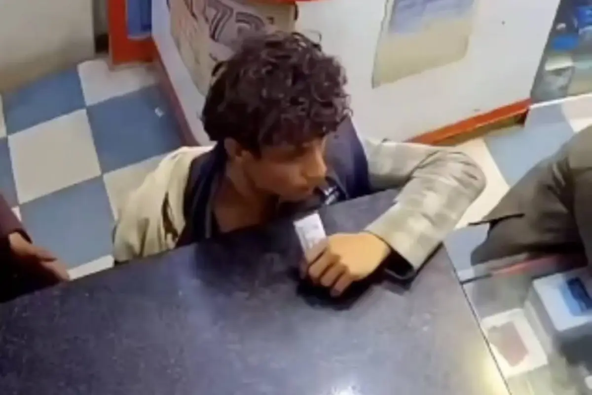 Explosión de batería de celular en el rostro de un hombre., Redes sociales.