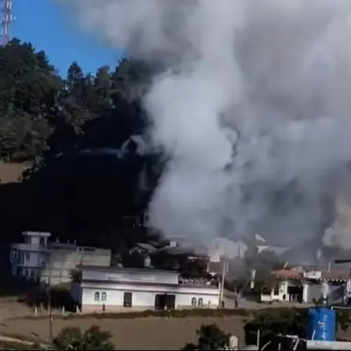 El fuego consumió el inmueble donde se fabrican juegos pirotécnicos. ,Bomberos Municipales Departamentales