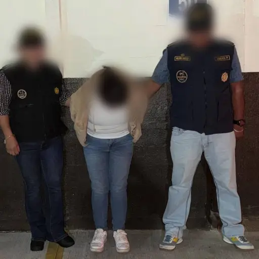 Momento de la detención de la madre del niño fallecido en la ventana de su vivienda en Jutiapa. ,PNC