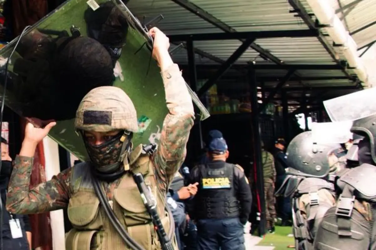 Parte de los objetos decomisados durante la requisa en el Preventivo de la zona 18., Sistema Penitenciario