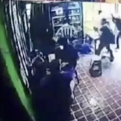 Sujetos armados asaltaron un negocio. ,Captura de pantalla video de X.