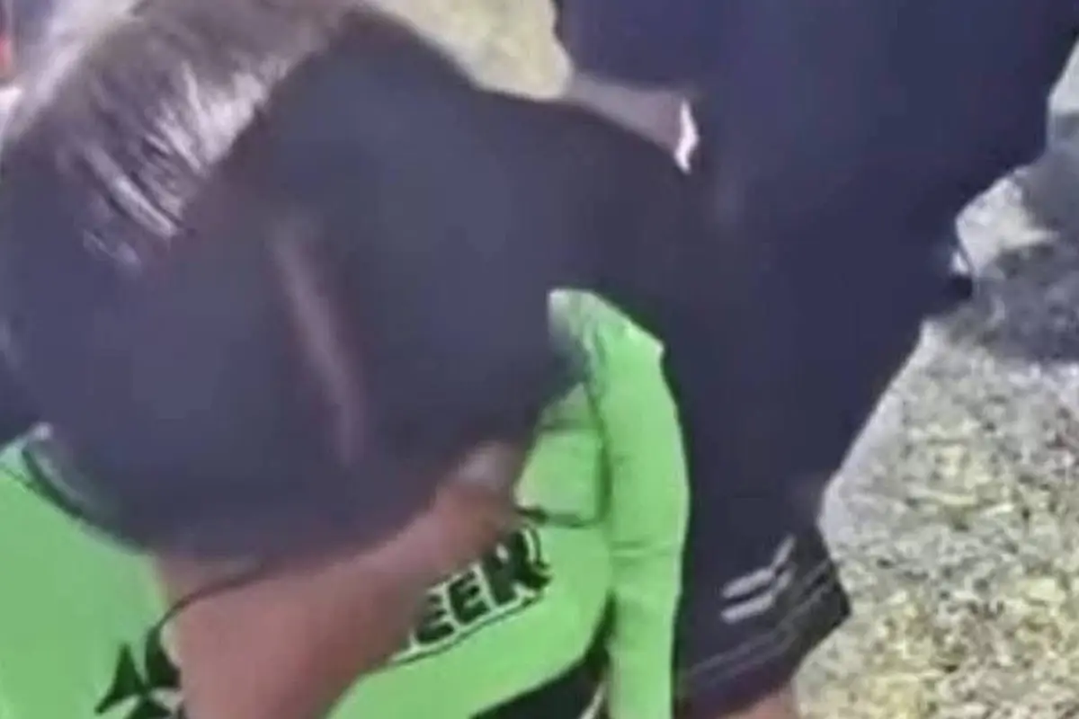 Jugador da puñetazo a árbitra durante partido, Captura de pantalla video de Facebook.