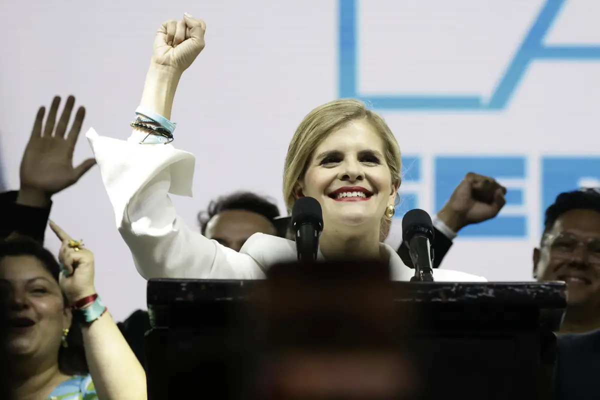 La candidata del Partido Pueblo Soberano Laura Fernández celebra en San José tras obtener un contundente triunfo en la primera ronda de las elecciones presidenciales celebradas en Costa Rica., EFE