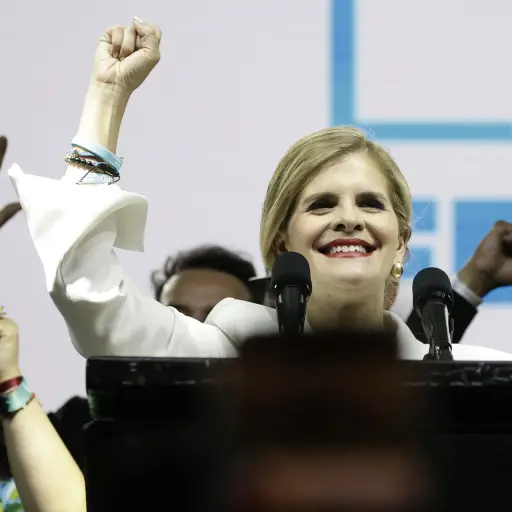 La candidata del Partido Pueblo Soberano Laura Fernández celebra en San José tras obtener un contundente triunfo en la primera ronda de las elecciones presidenciales celebradas en Costa Rica. ,EFE