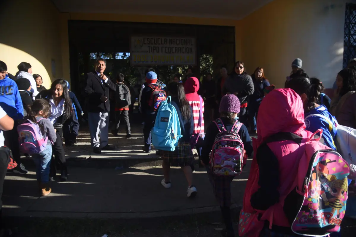 Niños ingresando a una escuela de la Ciudad de Guatemala, el 2 de febrero, en el inicio del ciclo escolar 2026., Omar Solís/Emisoras Unidas