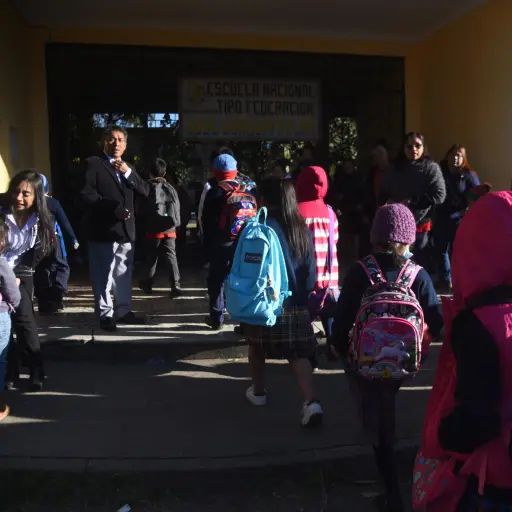 Niños ingresando a una escuela de la Ciudad de Guatemala, el 2 de febrero, en el inicio del ciclo escolar 2026. ,Omar Solís/Emisoras Unidas