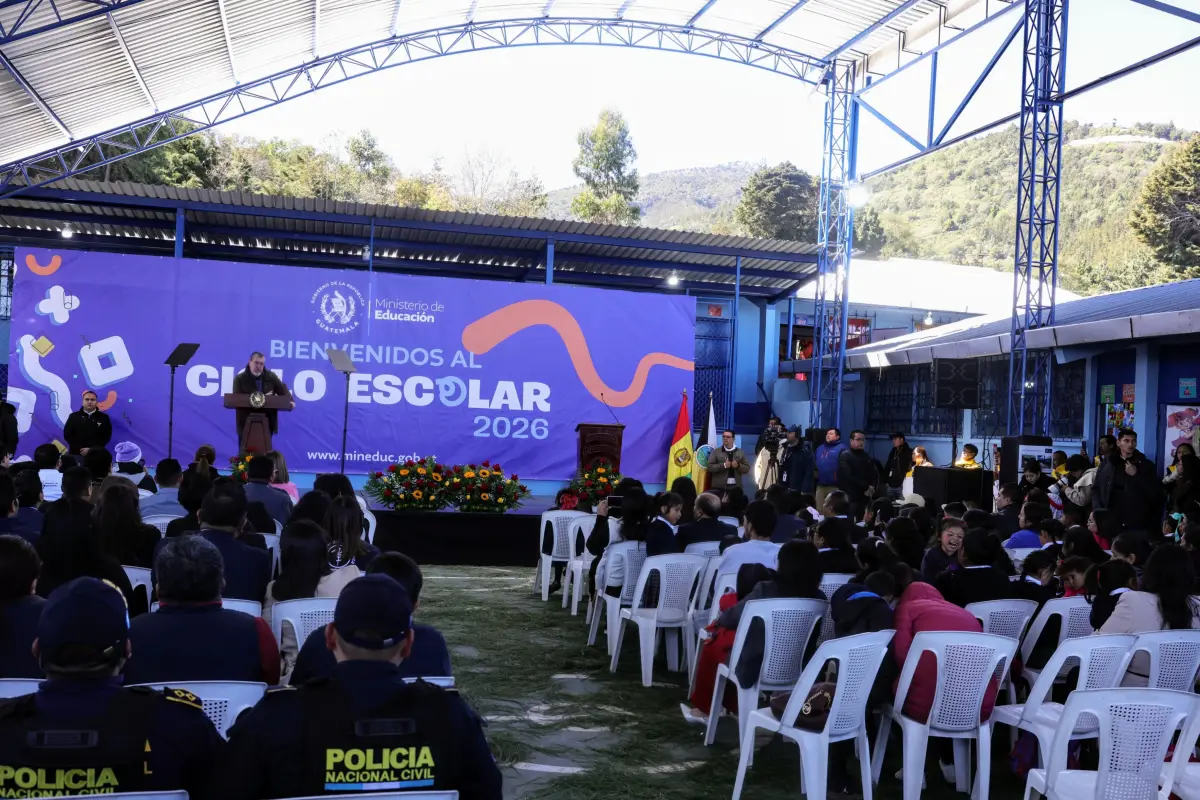 El presidente Bernardo Arévalo en el acto de inauguración del ciclo escolar 2026., Diario de Centro América
