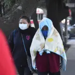 Personas caminando en Ciudad de Guatemala durante la temporada de frío, en febrero de 2026. ,Omar Solís/Emisoras Unidas