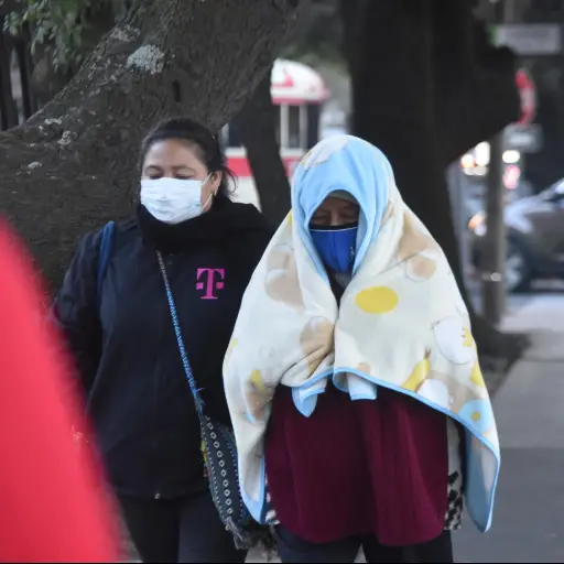 Personas caminando en Ciudad de Guatemala durante la temporada de frío, en febrero de 2026. ,Omar Solís/Emisoras Unidas
