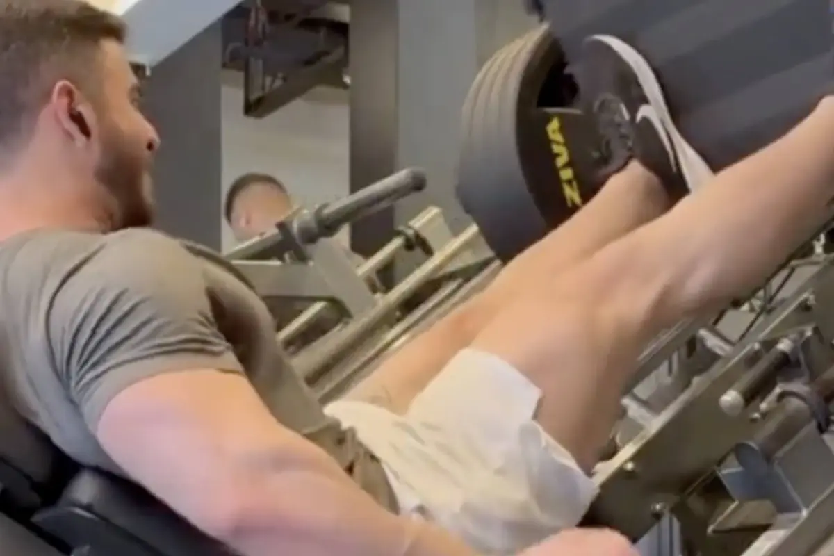 Fisicoculturista sufre grave lesión en gimnasio de Brasil., Captura de pantalla video de X.