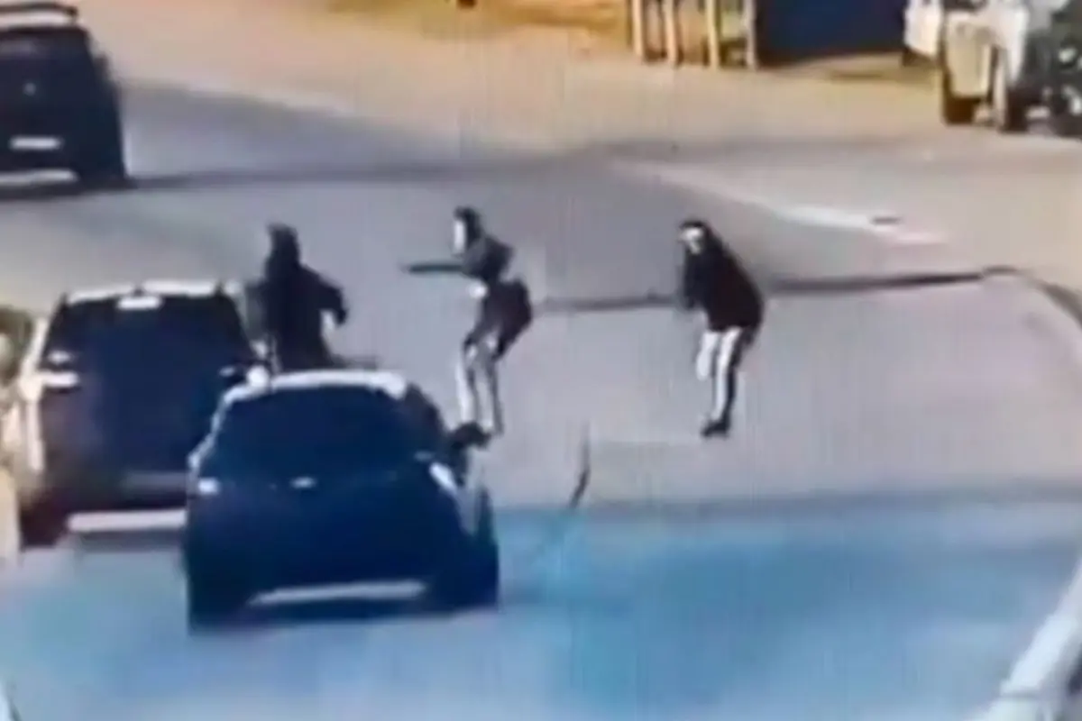 Delincuente sale volando tras fallido asalto., Captura de pantalla video de X.