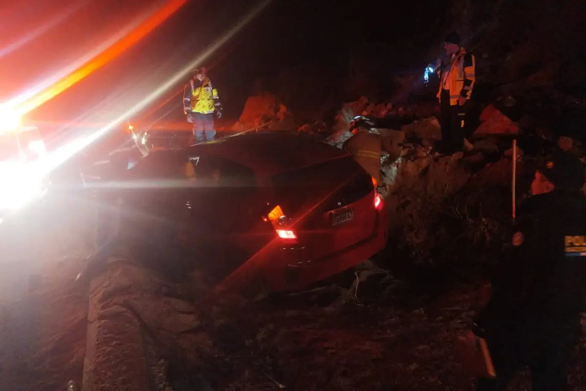 Un vehículo quedó atrapado tras el deslizamiento en el libramiento de Chimaltenango., Bomberos Voluntarios
