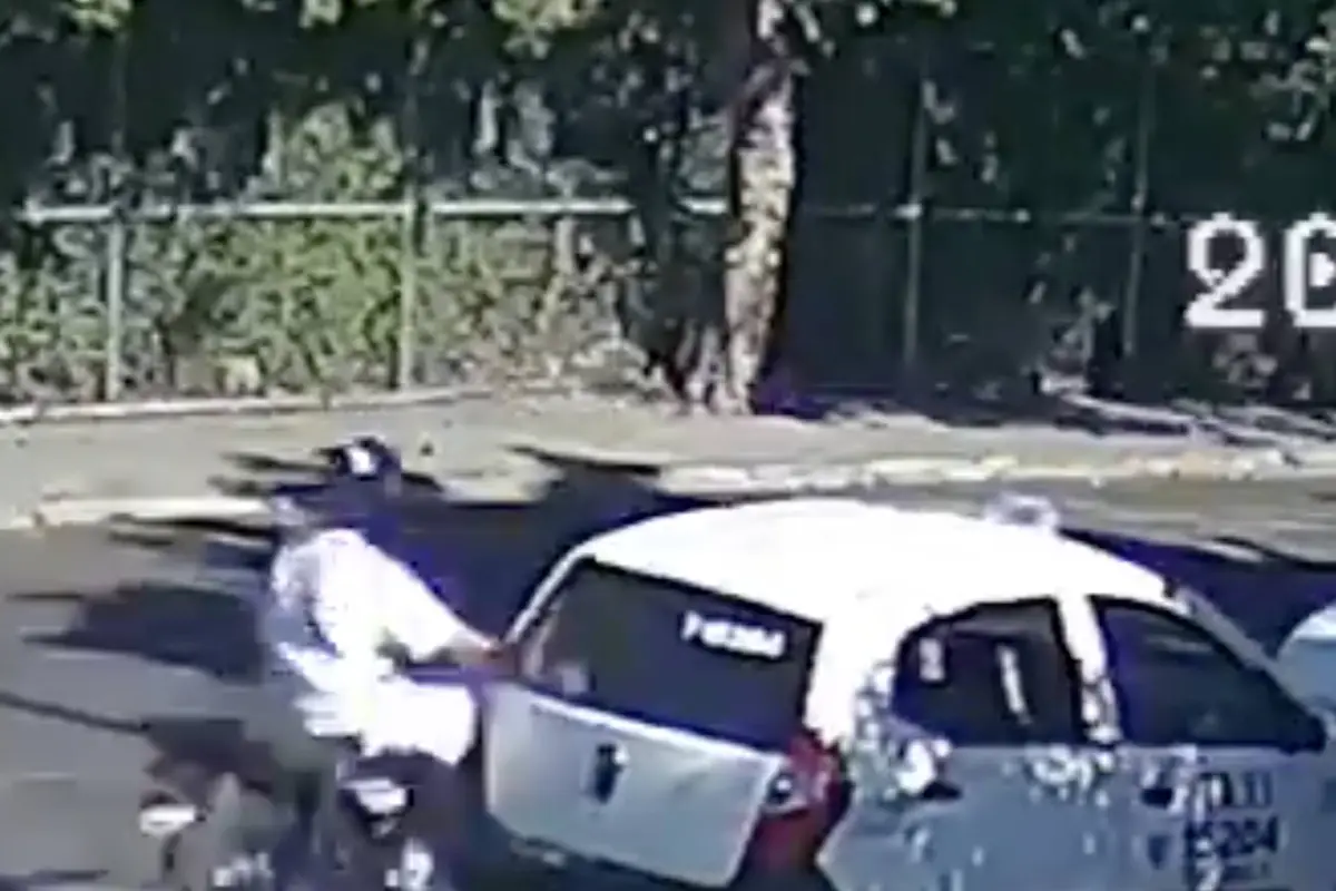 Accidentes casi idénticos de motoristas quedan registrados en cámaras., Captura de pantalla video de X.