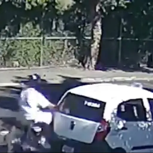 Accidentes casi idénticos de motoristas quedan registrados en cámaras. ,Captura de pantalla video de X.