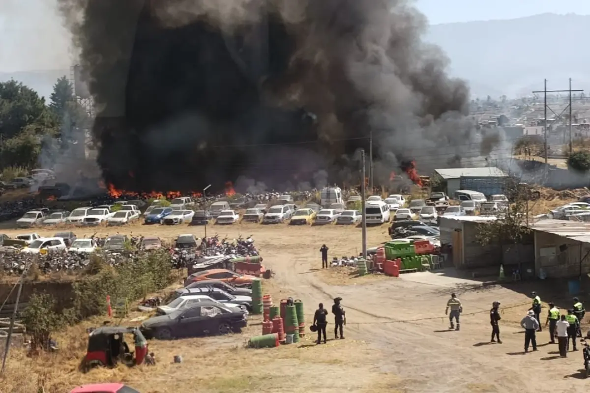 El incendio consume varios vehículos en el predio municipal de Quetzaltenango., Bomberos Voluntarios
