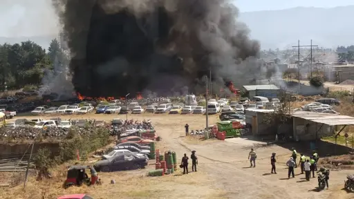 El incendio consume varios vehículos en el predio municipal de Quetzaltenango. ,Bomberos Voluntarios