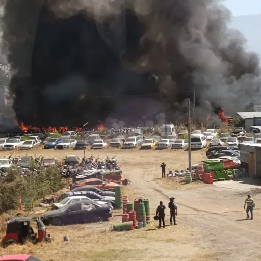 El incendio consume varios vehículos en el predio municipal de Quetzaltenango. ,Bomberos Voluntarios