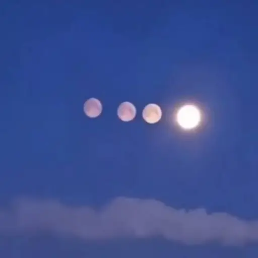 Aparecen cuatro lunas alineadas en el cielo en Rusia ,Captura de pantalla de la red social X