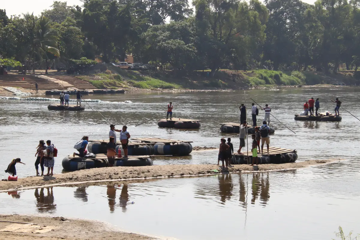 Personas cruzan en balsas el Río Suchiate este sábado, en el estado de Chiapas (México),  EFE/Juan Manuel Blanco
