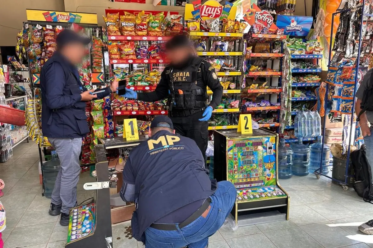El MP y la PNC decomisaron varias máquinas tragamonedas en varios locales., Ministerio Público.