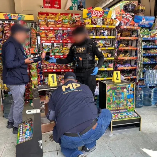 El MP y la PNC decomisaron varias máquinas tragamonedas en varios locales. ,Ministerio Público.