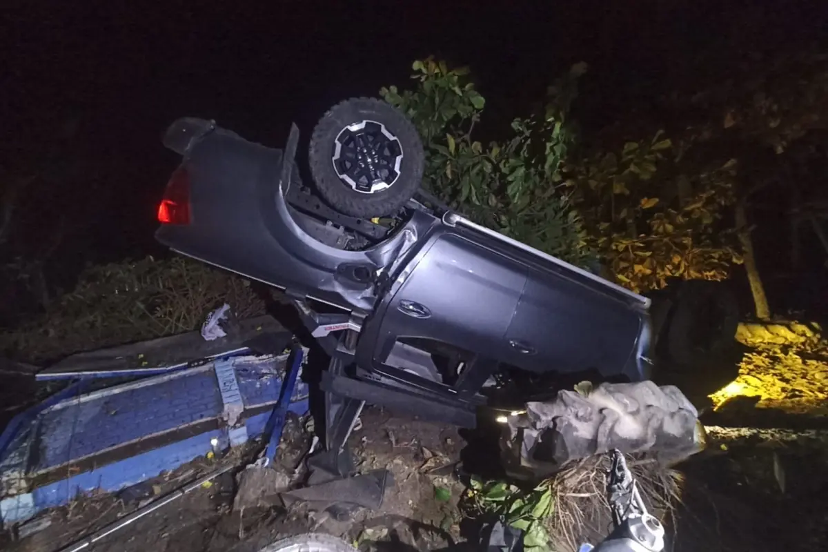 El picop que manejaba el presunto responsable quedó volcado., PNC de Guatemala.