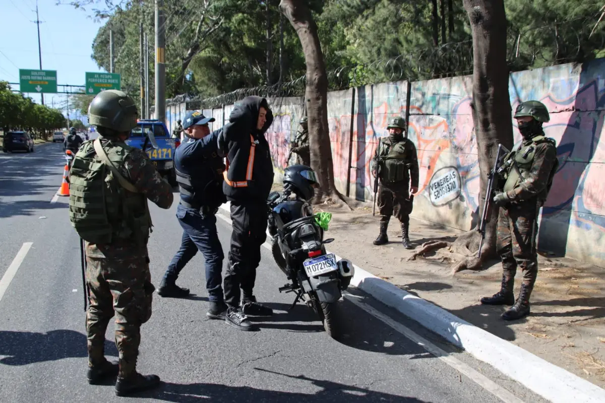 El puesto de registro de la calzada Atansio Tzul sirvió para identificar a los ciudadanos., PNC de Guatemala.