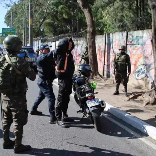 El puesto de registro de la calzada Atansio Tzul sirvió para identificar a los ciudadanos. ,PNC de Guatemala.