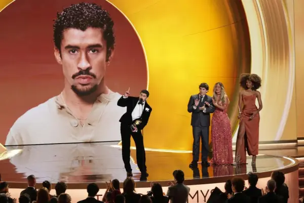 ¿Chaleco antibalas? Esmoquin de Bad Bunny en los Grammys genera polémica 