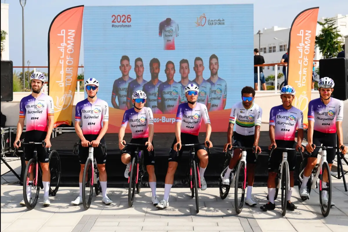 El guatemalteco Sergio Chumil junto a sus compañeros de equipo - Burgos BH