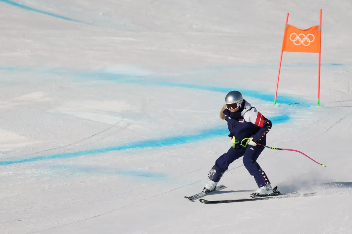 Lindsey Vonn de EE. UU. calentando antes del Descenso de Esquí Alpino femenino, en el centro de esquí Tofane de los Juegos Olímpicos de Invierno Milano Cortina 2026 - EFE