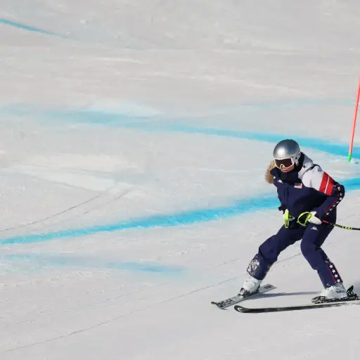 Lindsey Vonn de EE. UU. calentando antes del Descenso de Esquí Alpino femenino, en el centro de esquí Tofane de los Juegos Olímpicos de Invierno Milano Cortina 2026 - EFE