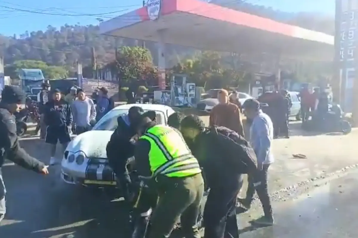 Agentes de PROVIAL ayudaron a mover la motocicleta, tras apagar las llamas., Captura de pantalla. 