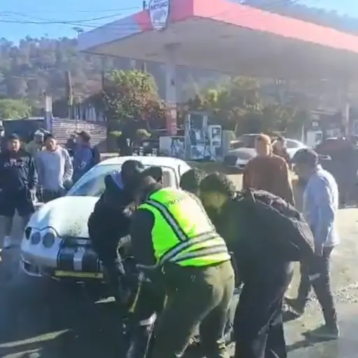 Agentes de PROVIAL ayudaron a mover la motocicleta, tras apagar las llamas. ,Captura de pantalla. 