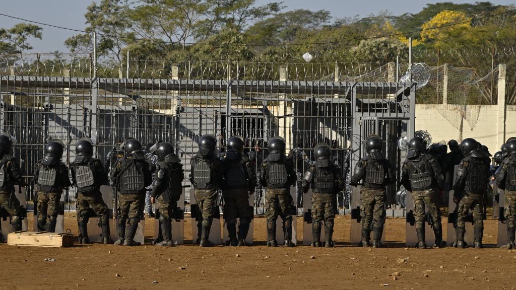 Los reclusos fueron trasladados a furgones con barrotes en la Granja Penal Canadá de Escuintla. | Gobierno de Guatemala