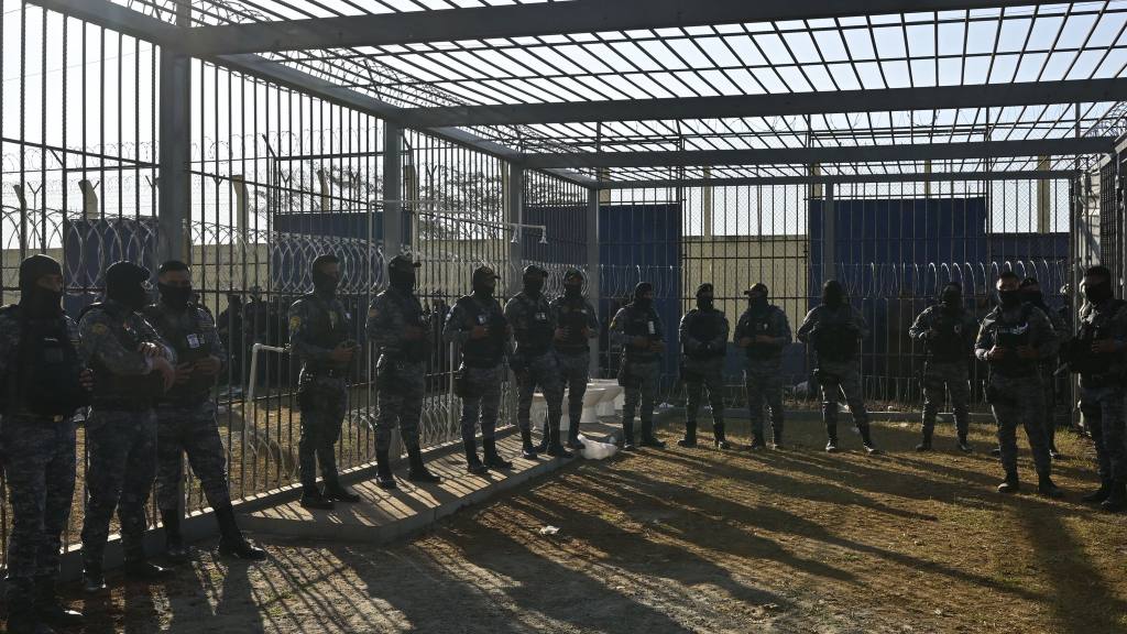 Los reclusos fueron trasladados a furgones con barrotes en la Granja Penal Canadá de Escuintla. | Gobierno de Guatemala