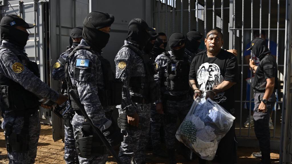 Los reclusos fueron trasladados a furgones con barrotes en la Granja Penal Canadá de Escuintla. | Gobierno de Guatemala