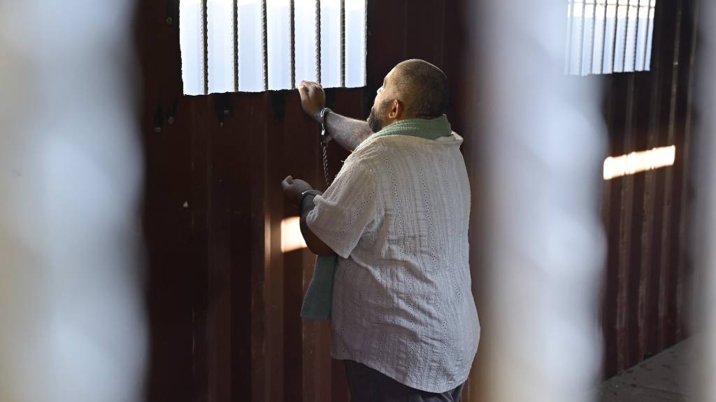 Los reclusos fueron trasladados a furgones con barrotes en la Granja Penal Canadá de Escuintla. | Gobierno de Guatemala