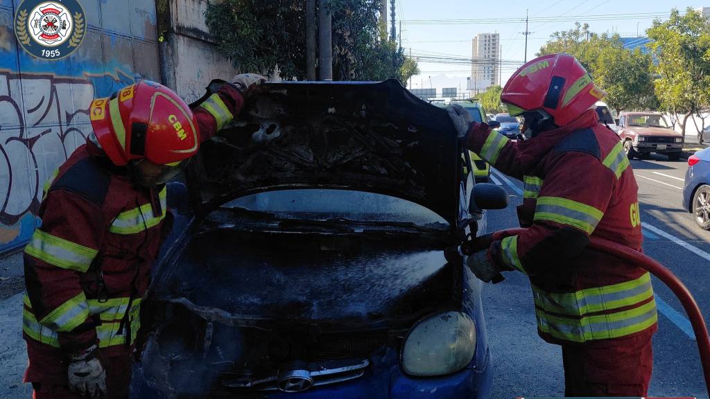 Automóvil se incendia en calzada Atanasio Tzul y 33 calle | Bomberos Municipales