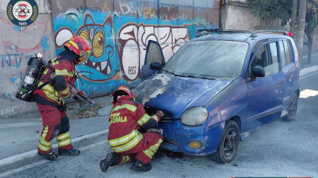 Automóvil se incendia en calzada Atanasio Tzul y 33 calle | Bomberos Municipales