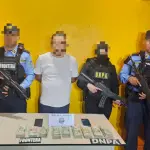 Autoridades hondureñas consignaron al guatemalteco y el dinero encontrado en su vehículo. ,Policía Nacional de Honduras.