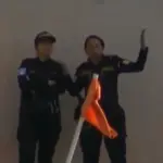 Mujer policía da indicaciones en el Achuapa-Aurora 