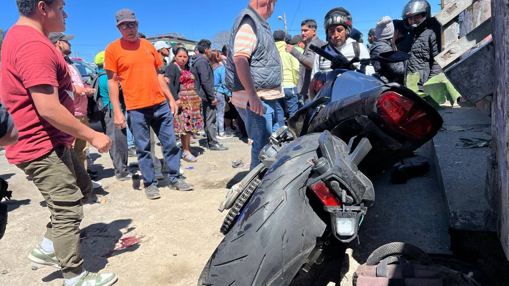 Motorista impacta en pasarela; un menor de edad muere | Bomberos Municipales Departamentales
