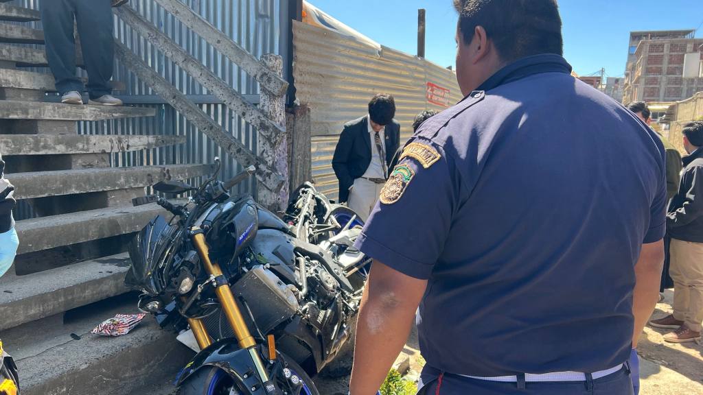 Motorista impacta en pasarela; un menor de edad muere | Bomberos Municipales Departamentales